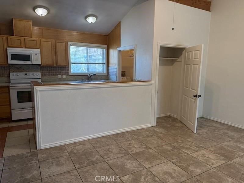 18764 Consul Ave - Photo 6 of 33