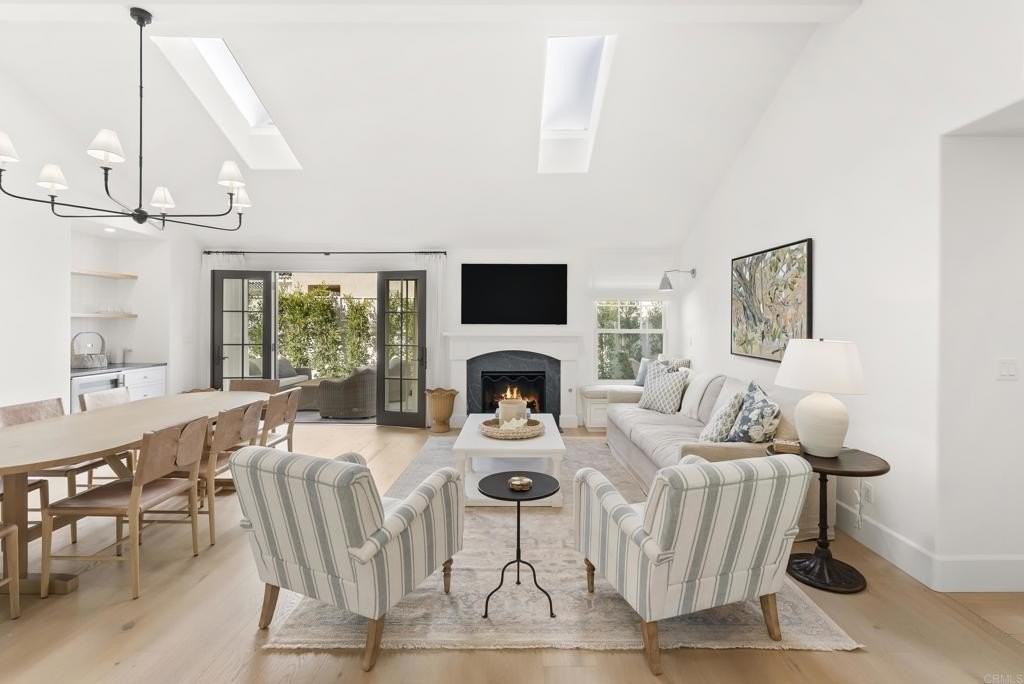 210 Estrella St - Photo 2 of 14