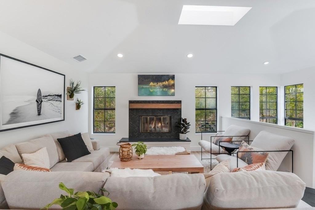 141 N Acacia Ave - Photo 3 of 12