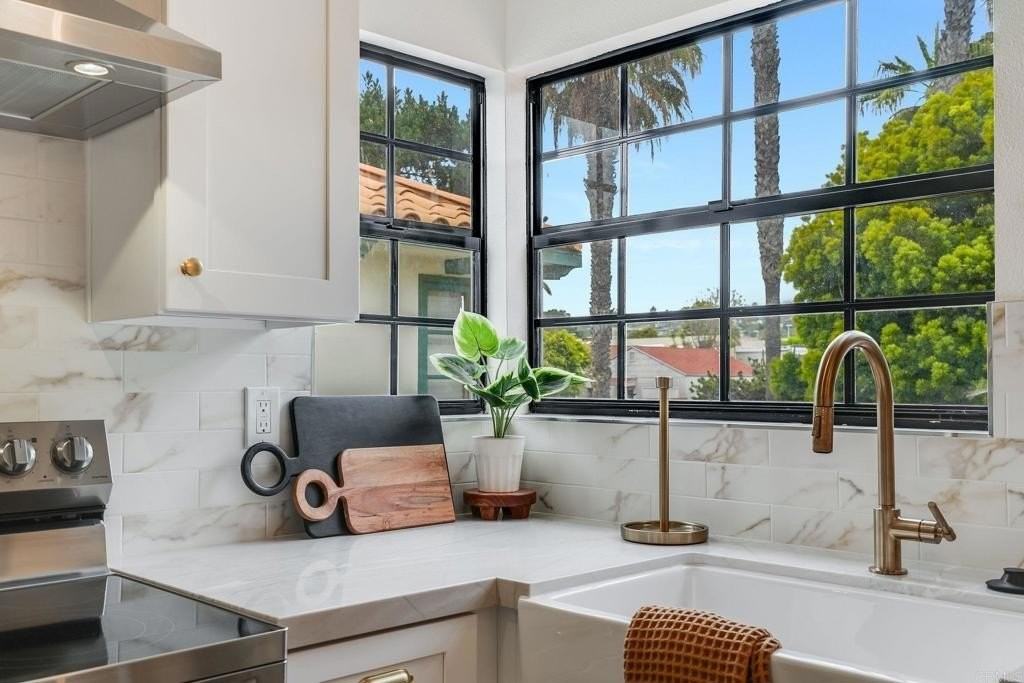 141 N Acacia Ave - Photo 4 of 12