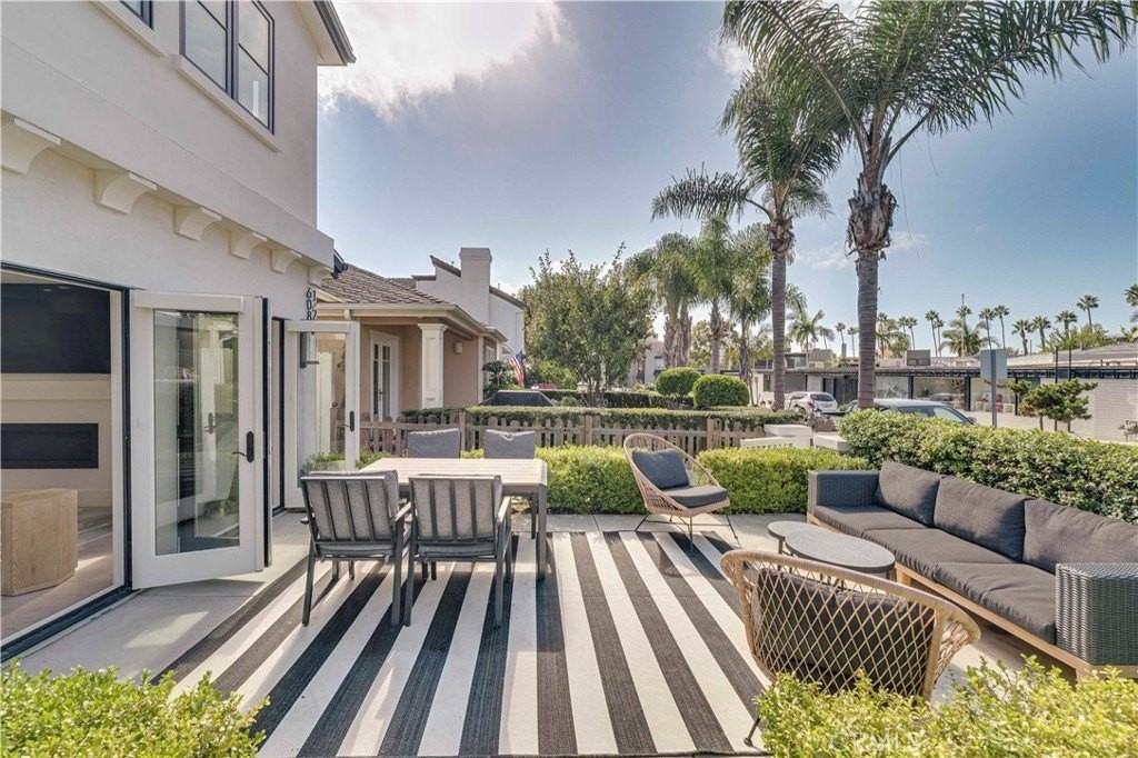 608 Heliotrope Ave - Photo 5 of 50