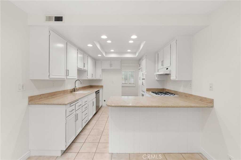 18555 Vallarta Dr - Photo 7 of 40