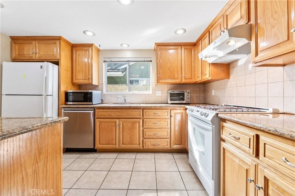 19571 Roderick Ln - Photo 7 of 27