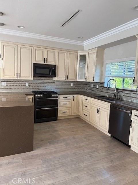 17647 Hamlin St - Photo 5 of 16