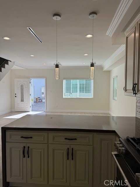 17647 Hamlin St - Photo 6 of 16