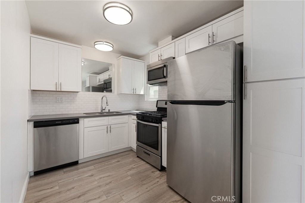 2703 Curtis Ave #3 - Photo 6 of 23