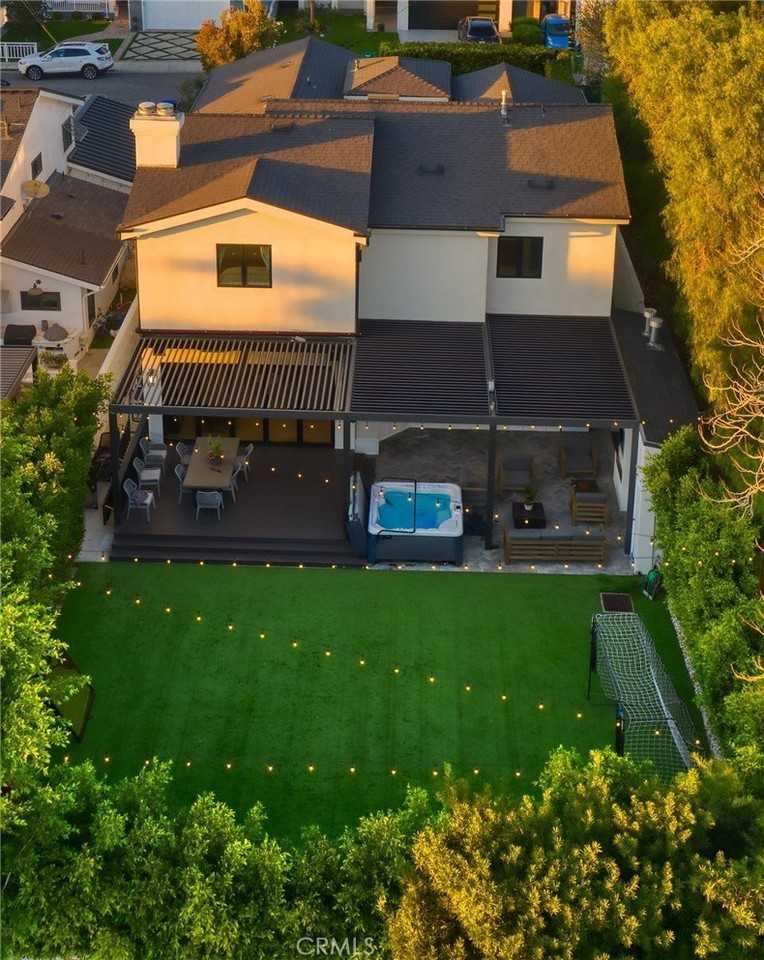 1852 6th St - Photo 2 of 50