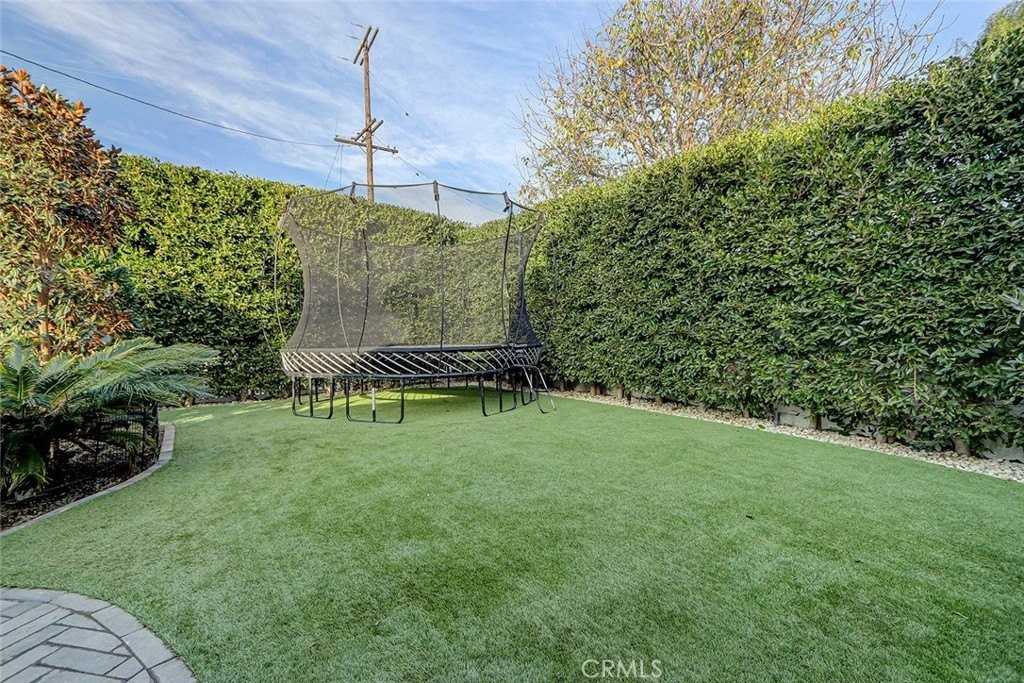 1852 6th St - Photo 6 of 50