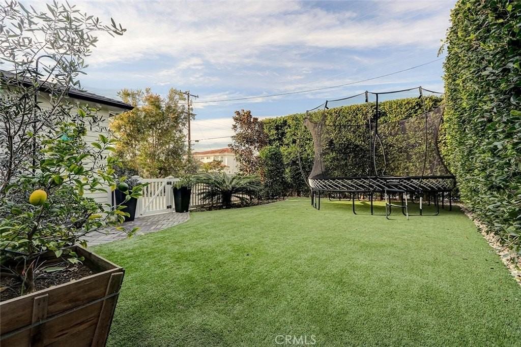 1852 6th St - Photo 7 of 50