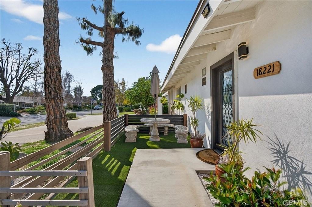 18221 Kinzie St - Photo 2 of 19