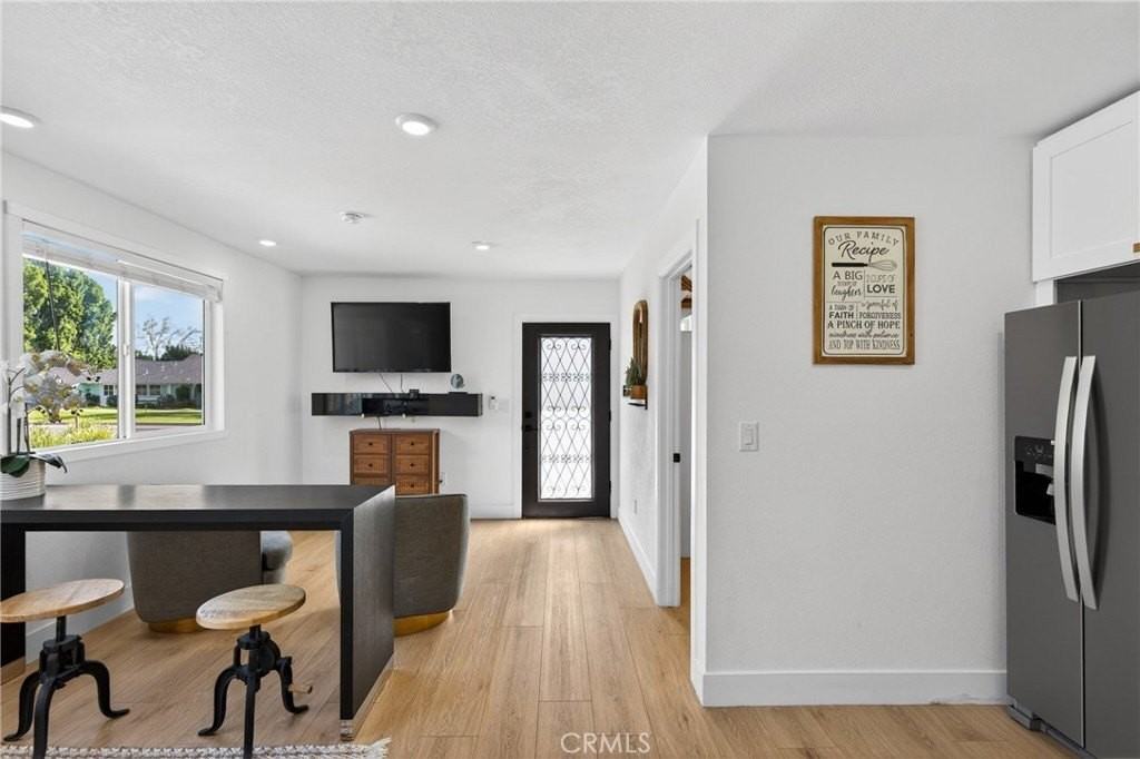 18221 Kinzie St - Photo 4 of 19