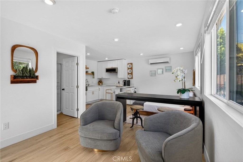 18221 Kinzie St - Photo 5 of 19