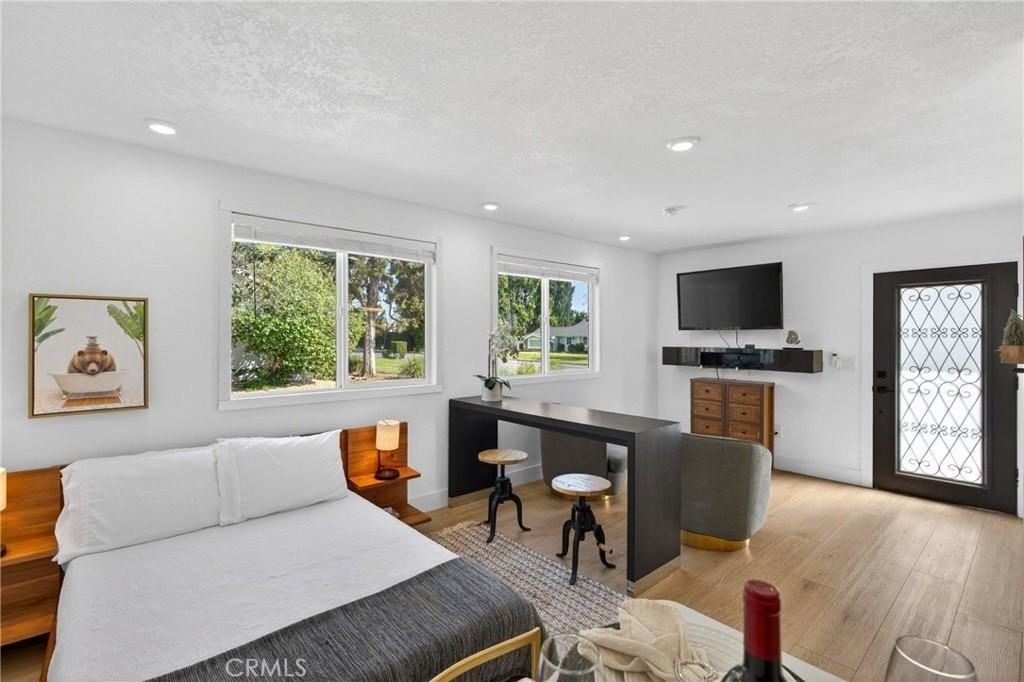 18221 Kinzie St - Photo 6 of 19