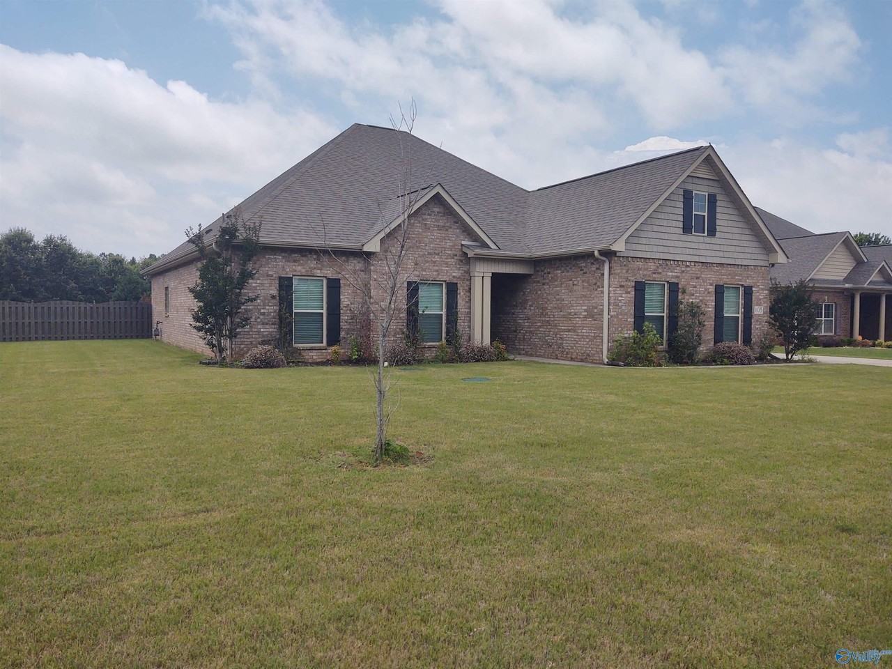 105 Twin Springs Dr - Photo 2 of 20