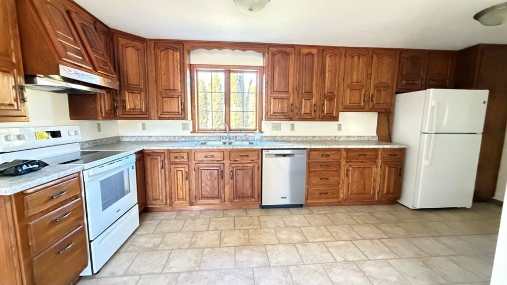 118 Elm St - Photo 4 of 19