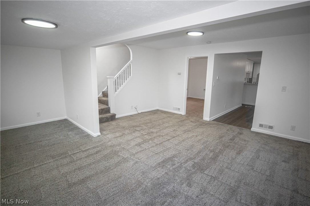 84 Thames Ave - Photo 7 of 24