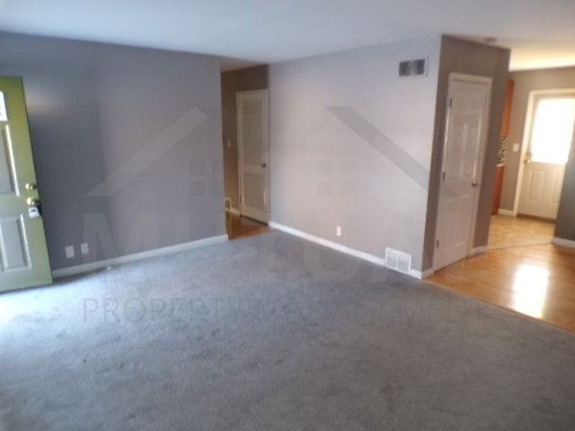 233 Essex St - Photo 4 of 8