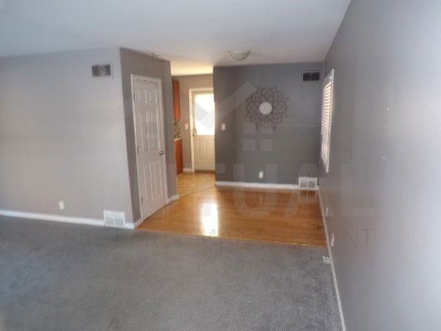 233 Essex St - Photo 5 of 8