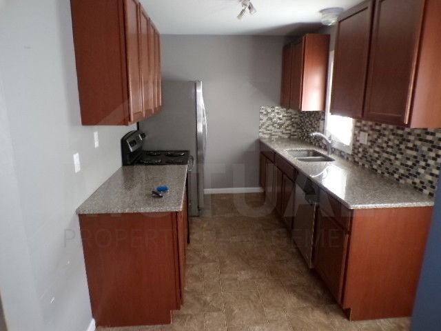 233 Essex St - Photo 6 of 8