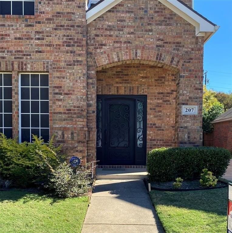 207 Colonial Ln - Photo 2 of 35