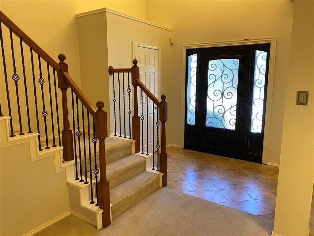 207 Colonial Ln - Photo 4 of 35