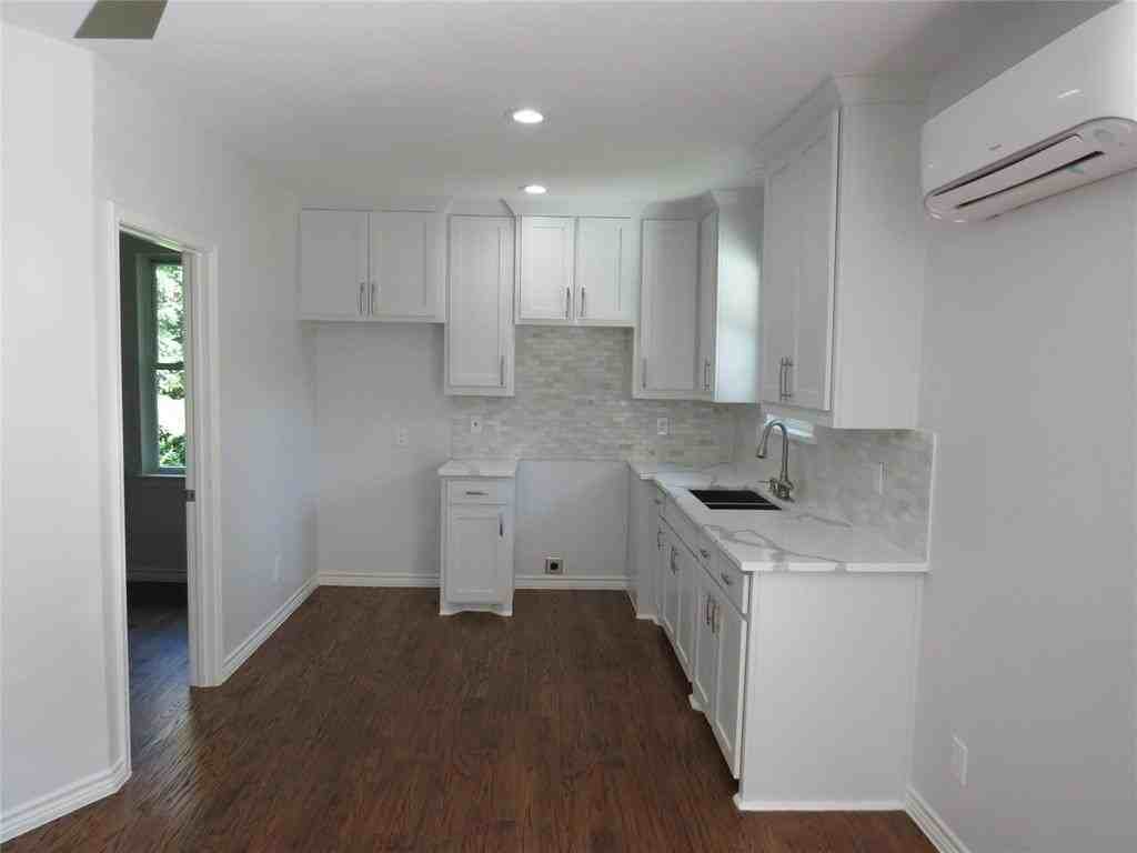 818 Thomas St - Photo 2 of 7