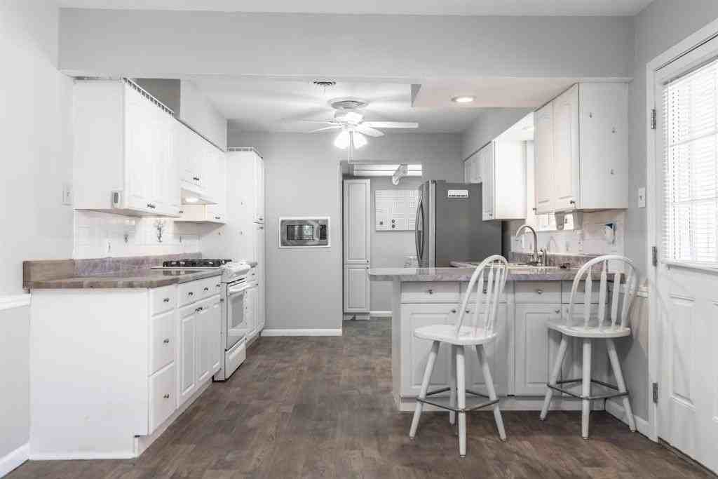 12118 Brisbane Ave - Photo 7 of 26