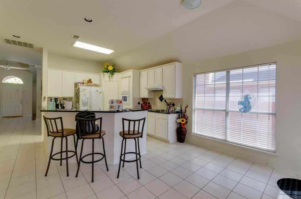 2304 Ravenhurst Dr - Photo 3 of 18