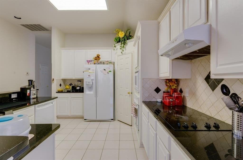 2304 Ravenhurst Dr - Photo 4 of 18