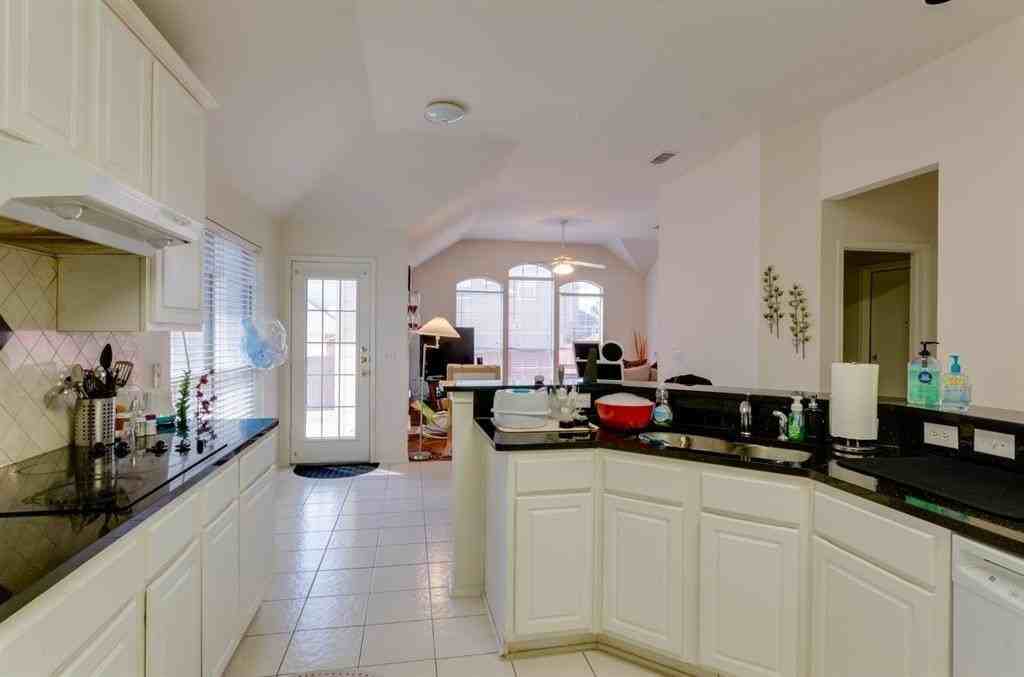 2304 Ravenhurst Dr - Photo 5 of 18