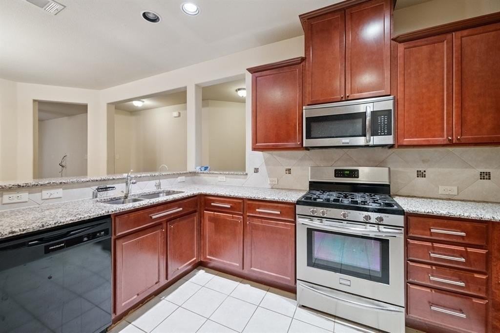 9816 Coyote Pass Trl - Photo 4 of 29