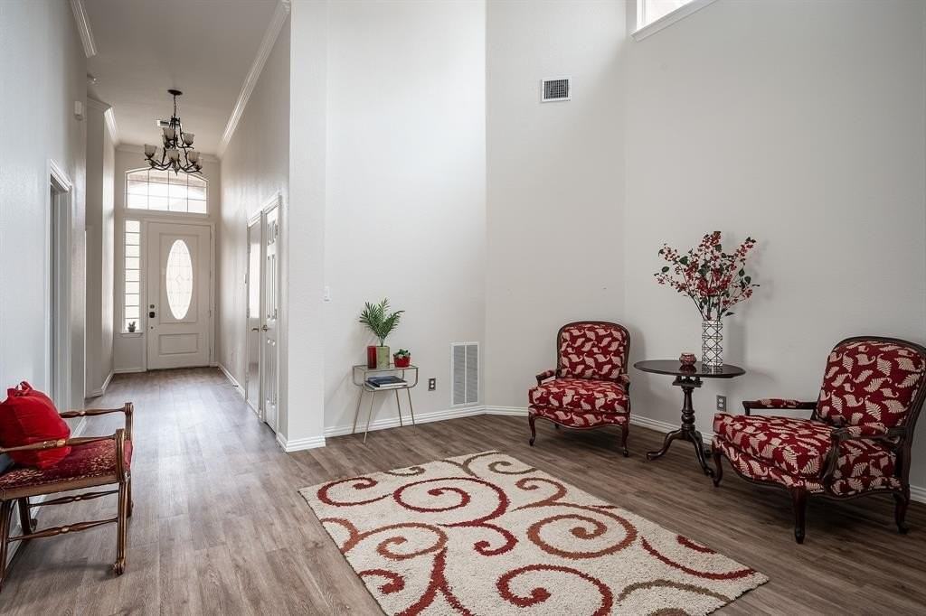 7712 Lakecrest Cir - Photo 3 of 32