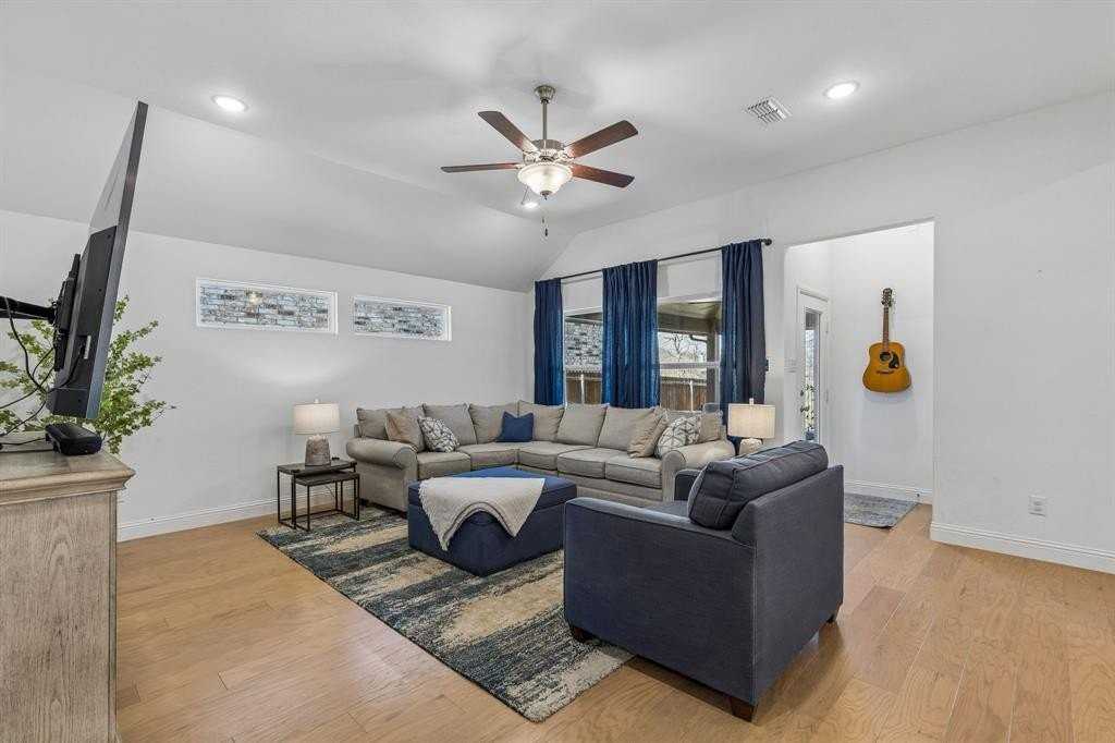 685 Coleman St - Photo 3 of 23