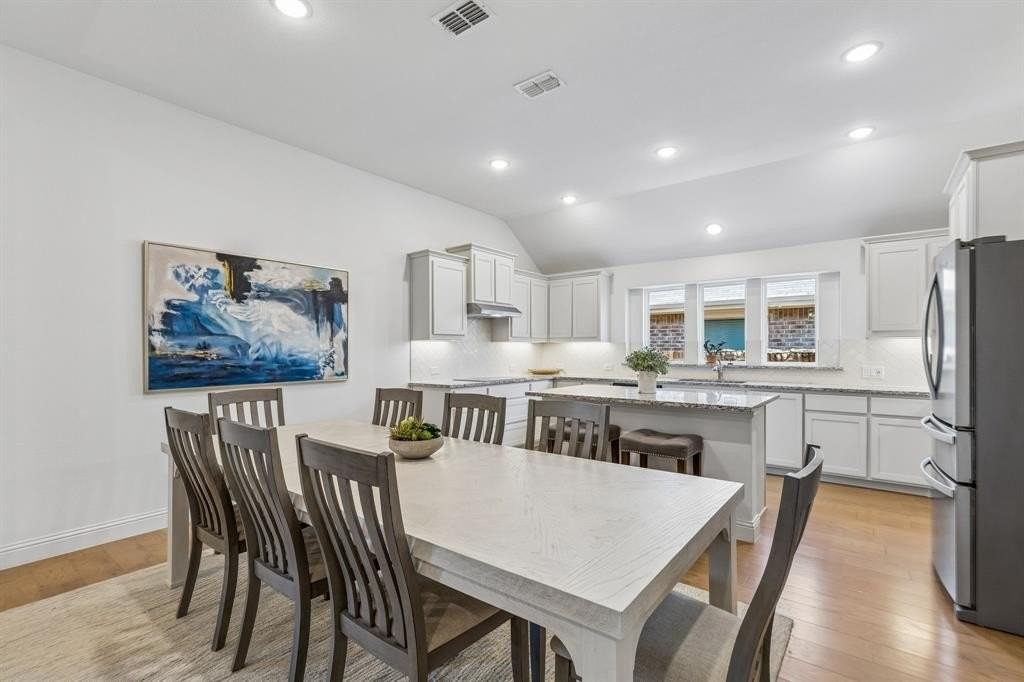 685 Coleman St - Photo 5 of 23