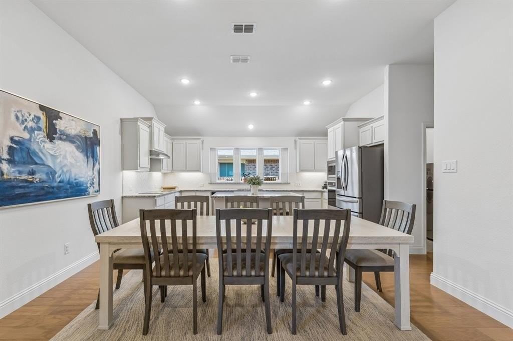 685 Coleman St - Photo 6 of 23