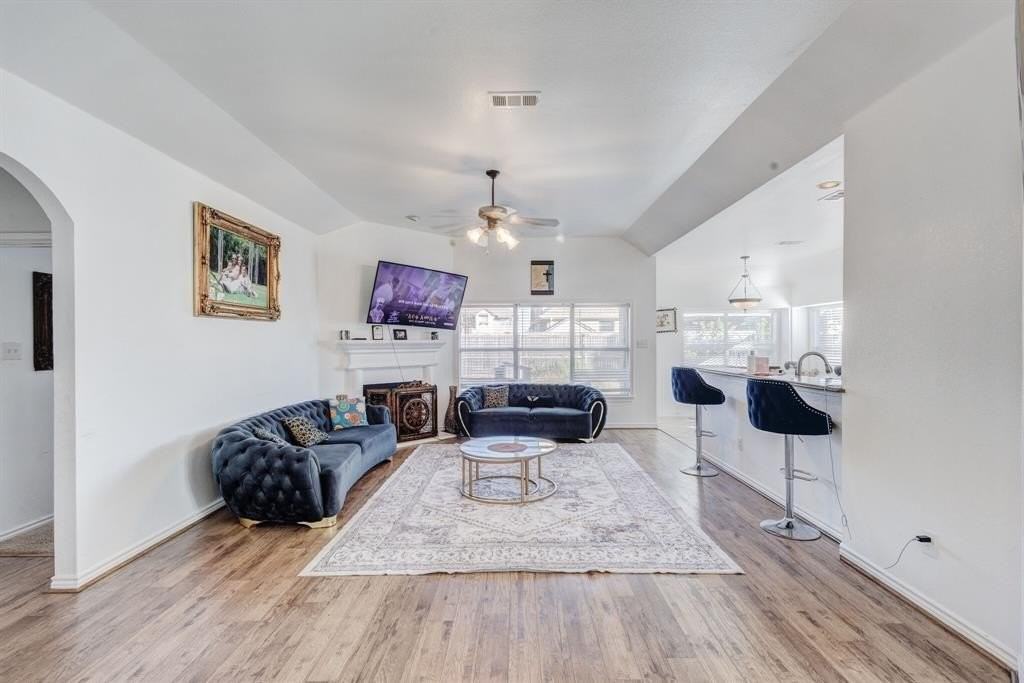 214 Houston St - Photo 4 of 22