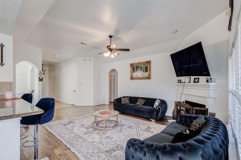 214 Houston St - Photo 7 of 22