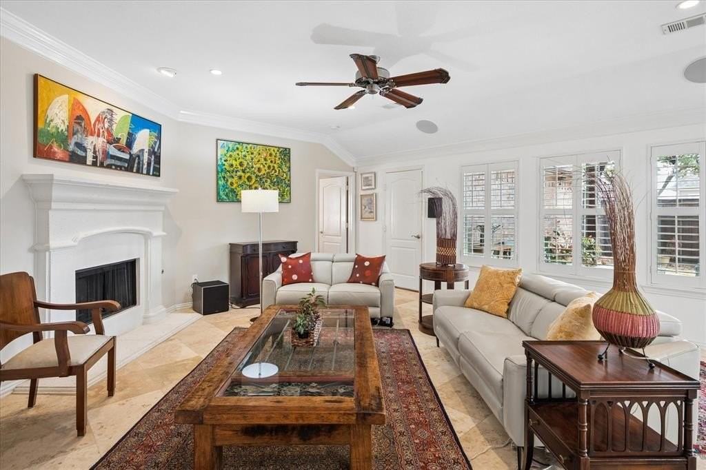 914 Carlsbad Dr - Photo 5 of 19