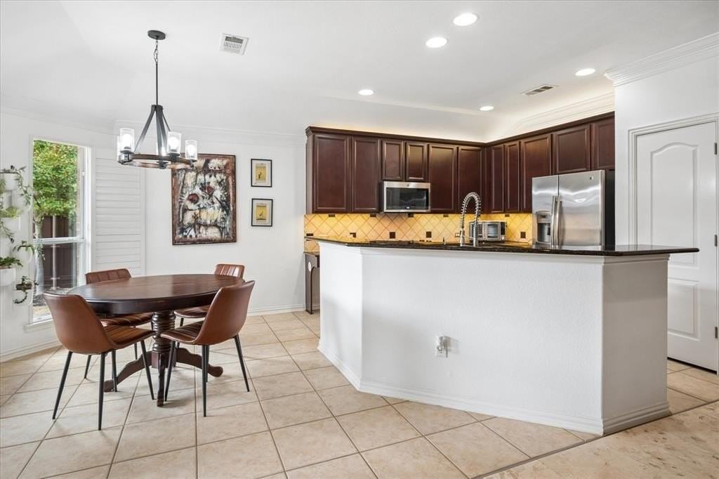 914 Carlsbad Dr - Photo 7 of 19