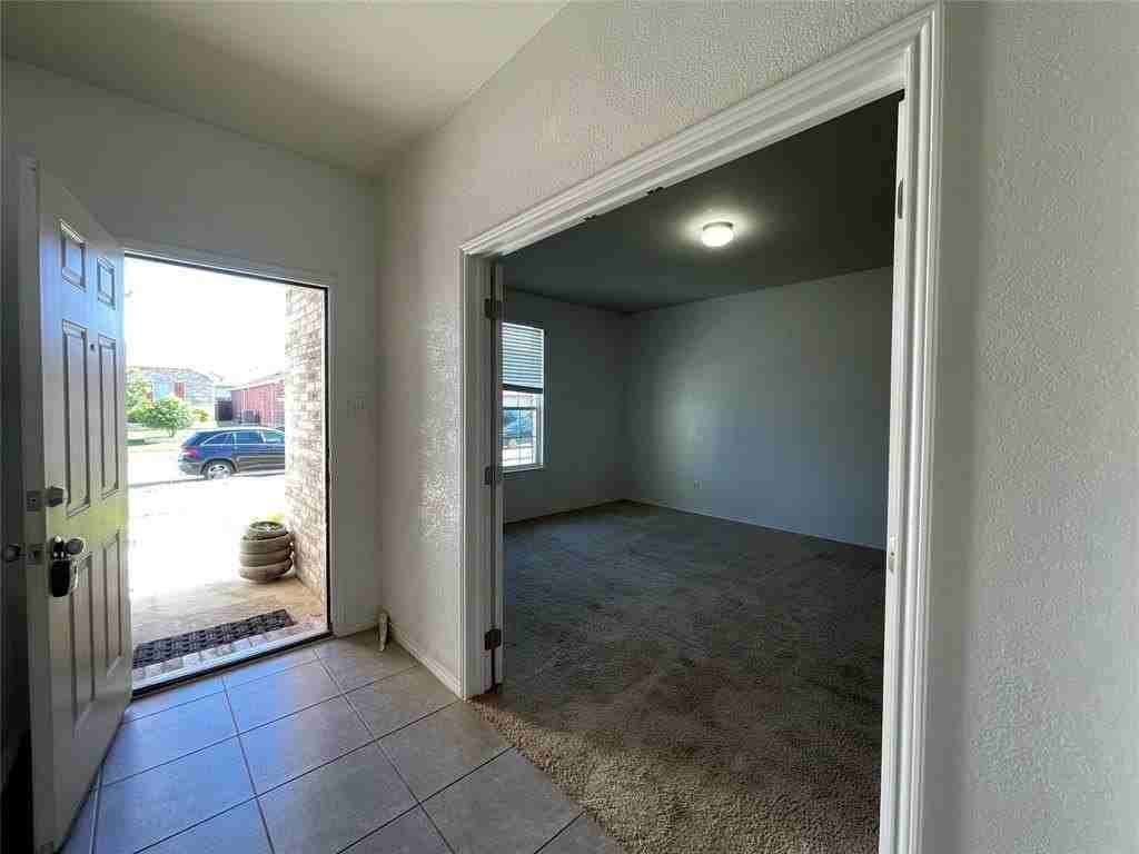 2408 Barzona Dr - Photo 5 of 35