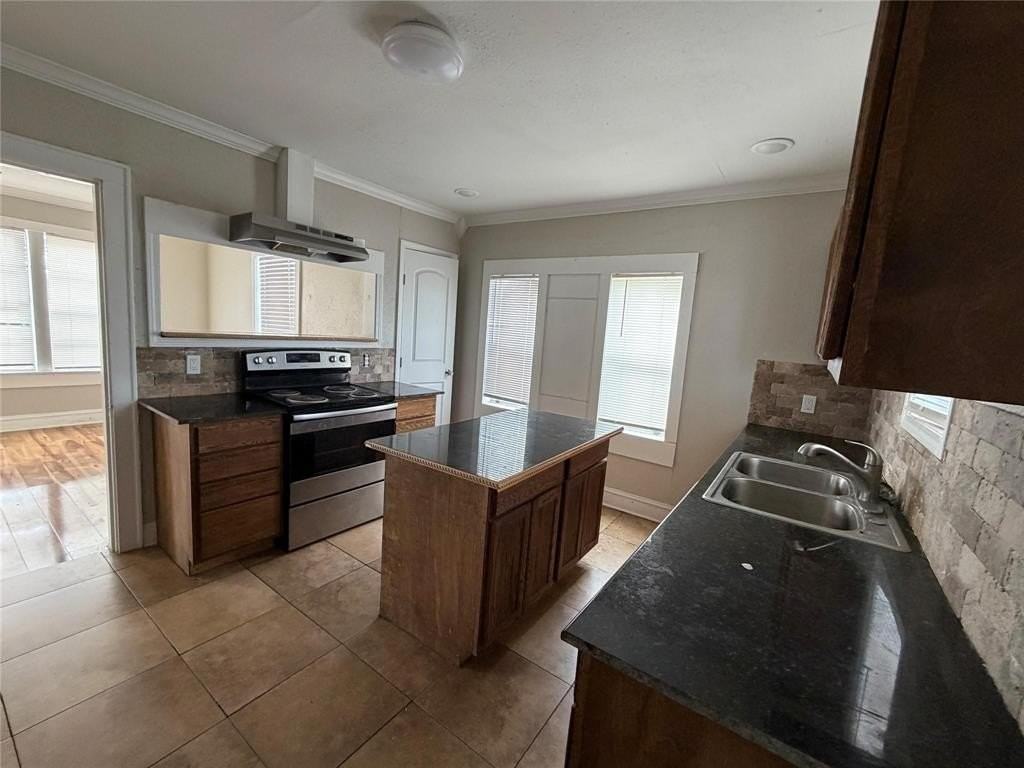 2240 Pin Oak Cir - Photo 3 of 9