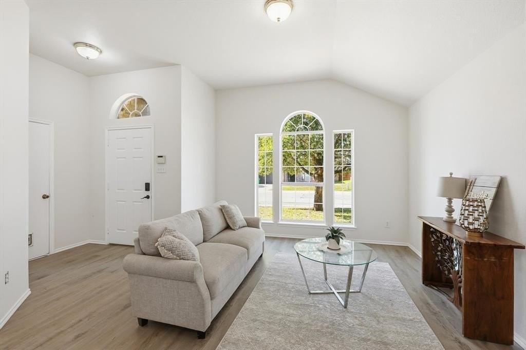 121 Kings Way Dr - Photo 5 of 37