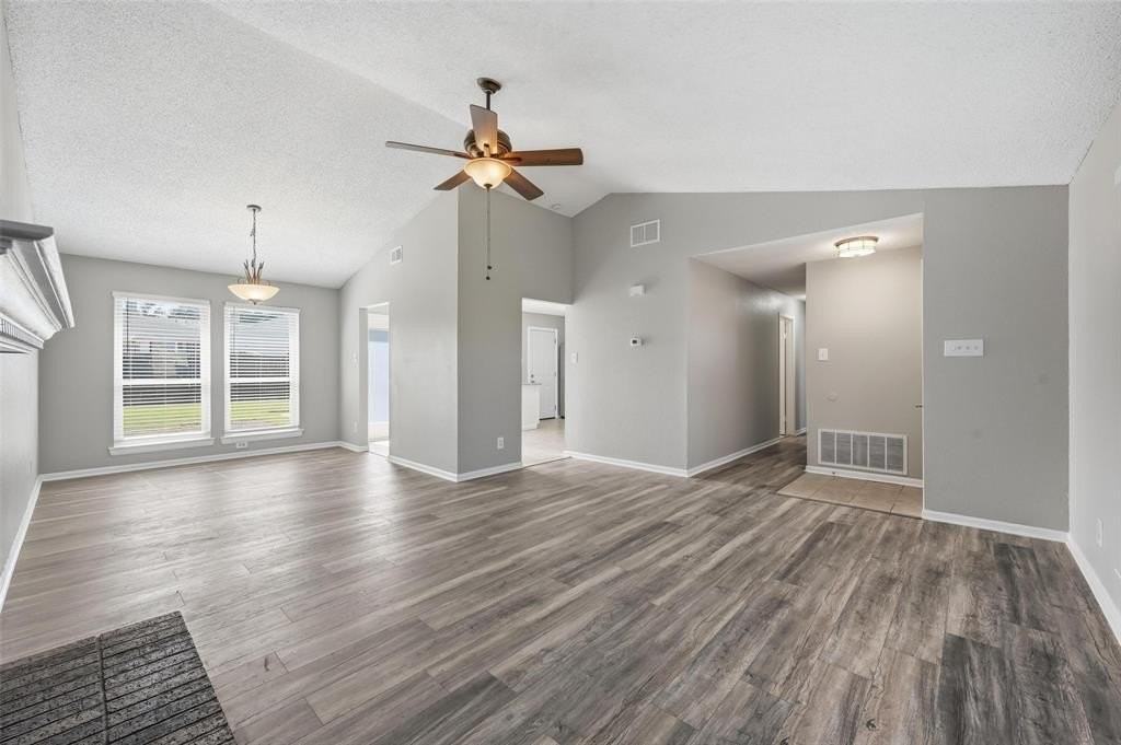 935 Mapleleaf Ln - Photo 3 of 11