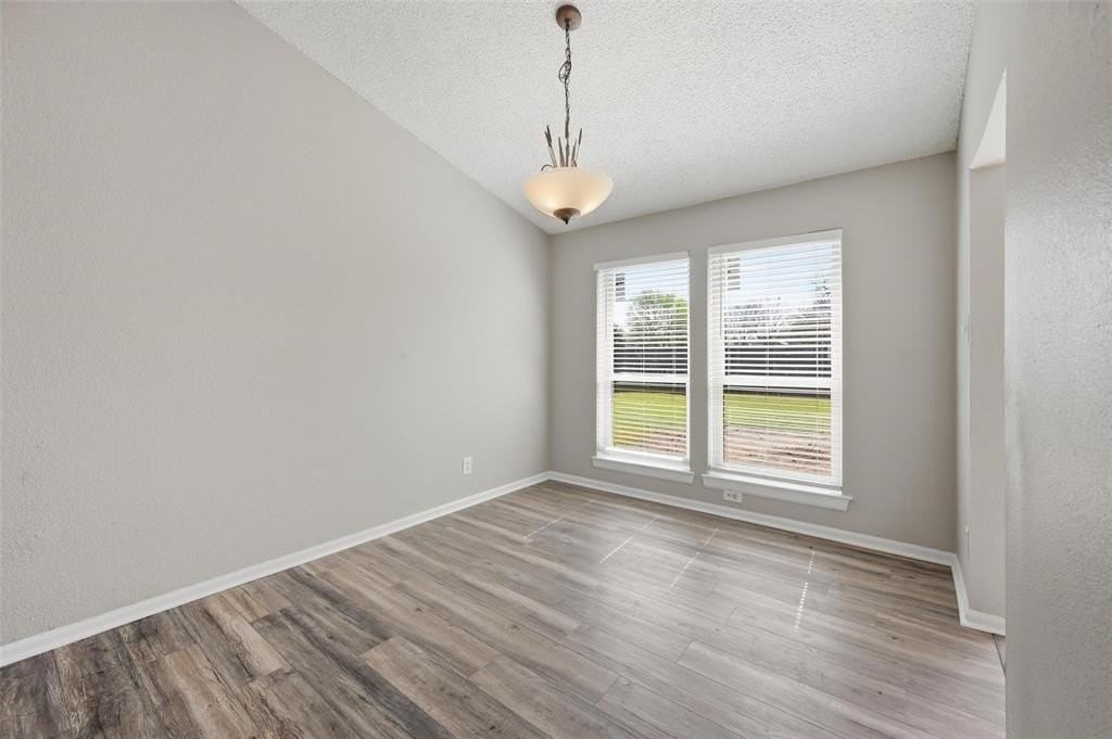 935 Mapleleaf Ln - Photo 4 of 11