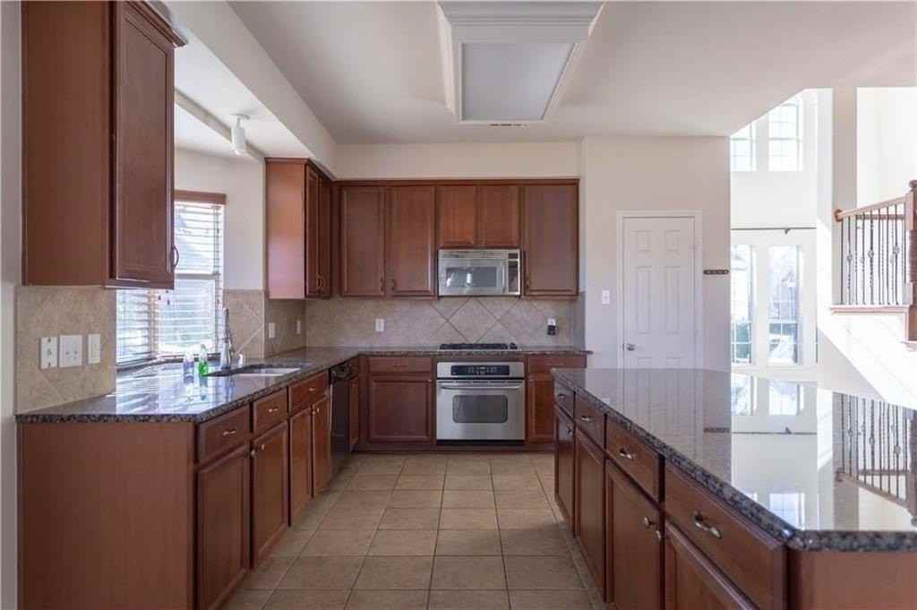 10028 Promontory Dr - Photo 6 of 28