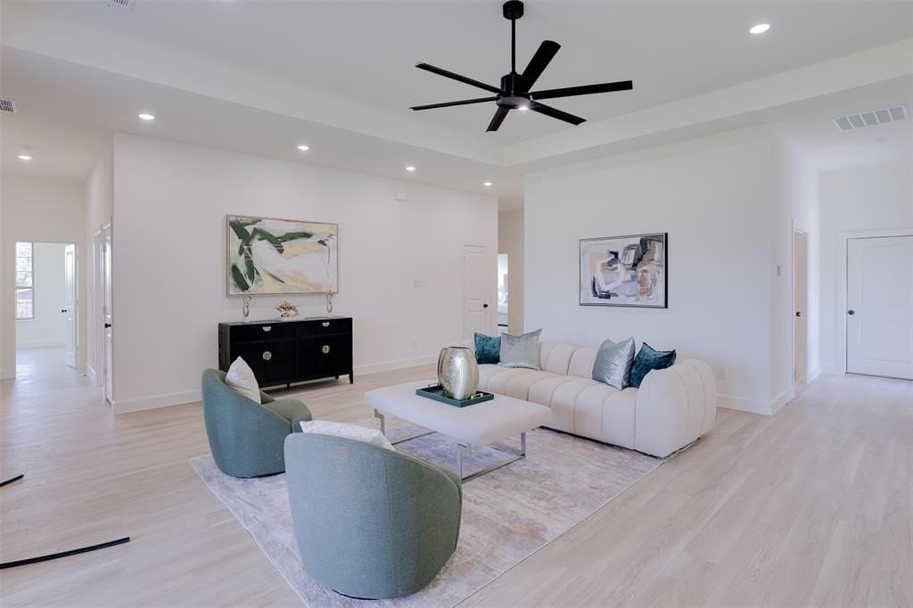 1601 Sea Breeze Ct - Photo 4 of 18