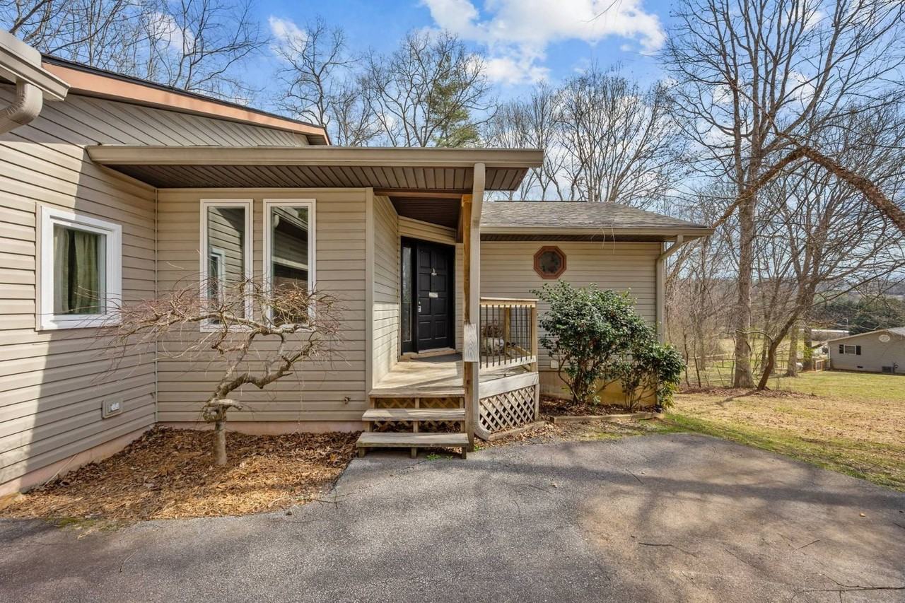 200 Waterford Dr - Photo 2 of 37