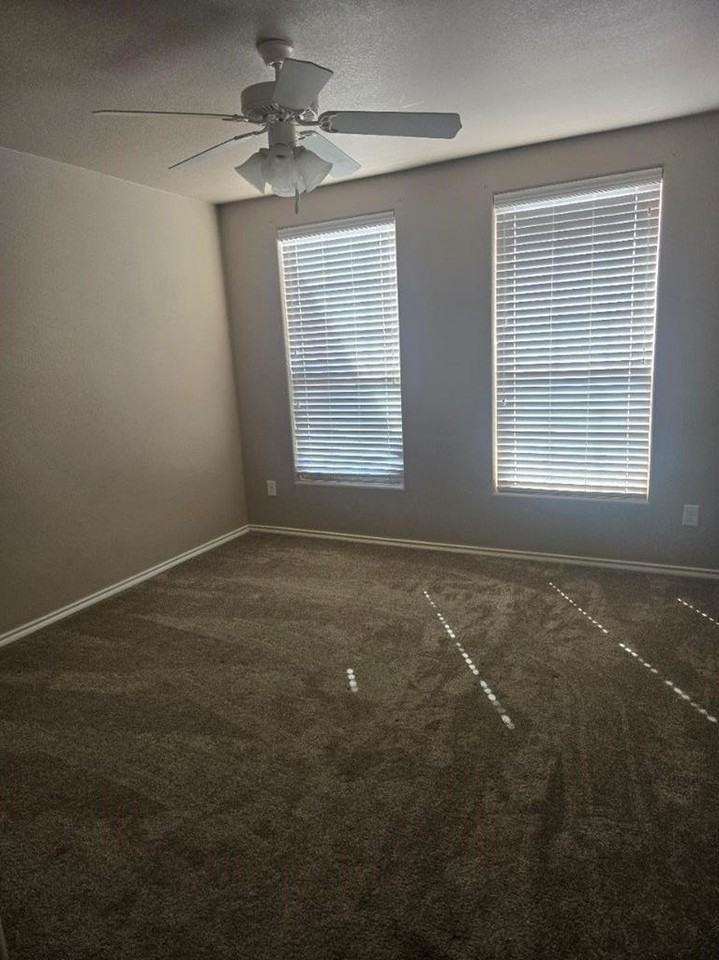 913 Beal Pkwy - Photo 4 of 8