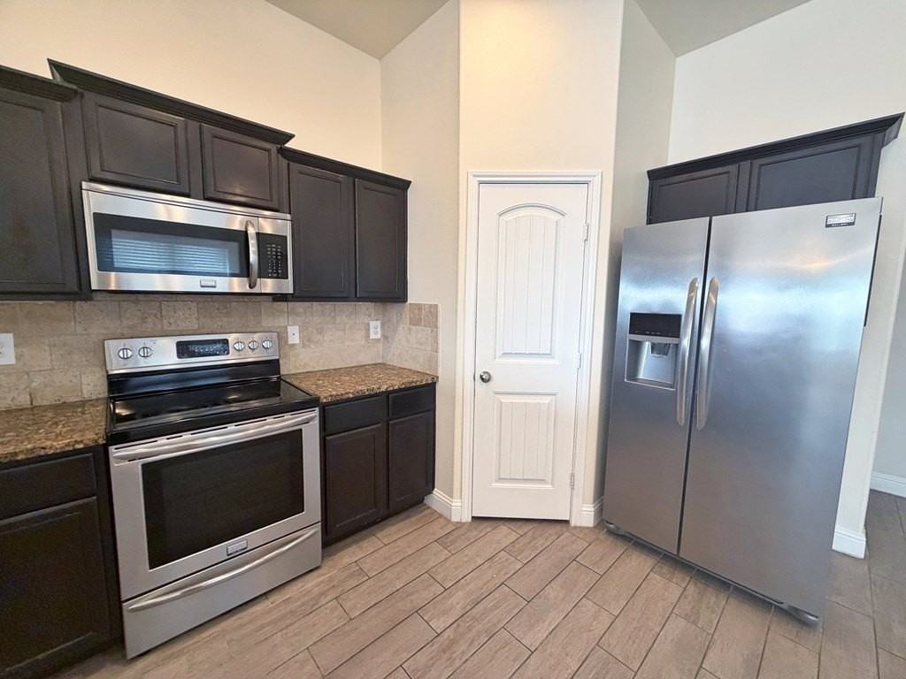 1113 Lasso Ln - Photo 4 of 21