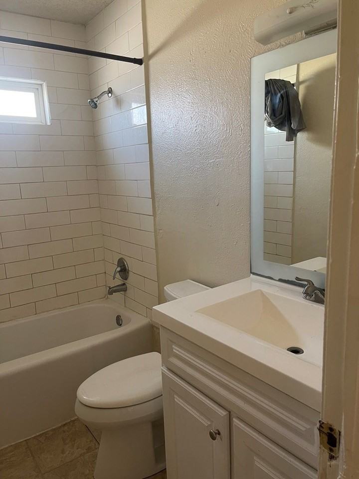 300 W Hamby Ave Unit 1 - Photo 3 of 12